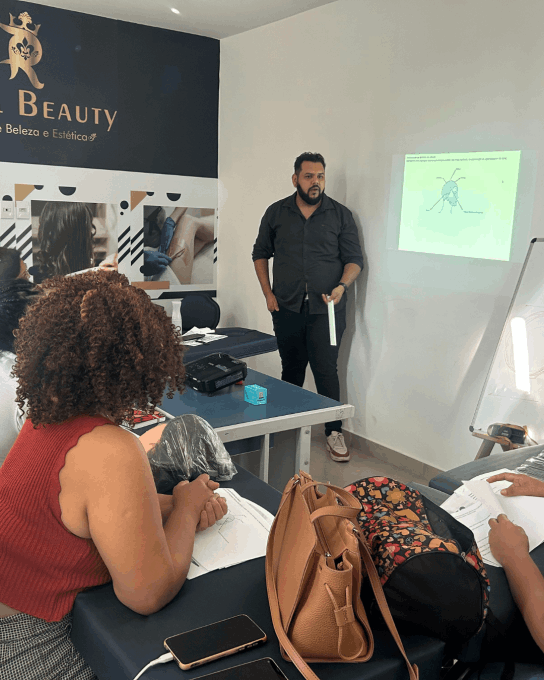Cursos profissionalizantes de maquiagem, barbeiro, cabeleireiro, manicure, extensão de cílios, design de sobrancelhas, alongamento de unhas, unhas decoradas, micropigmentação curso de tranças Jardim Ângela